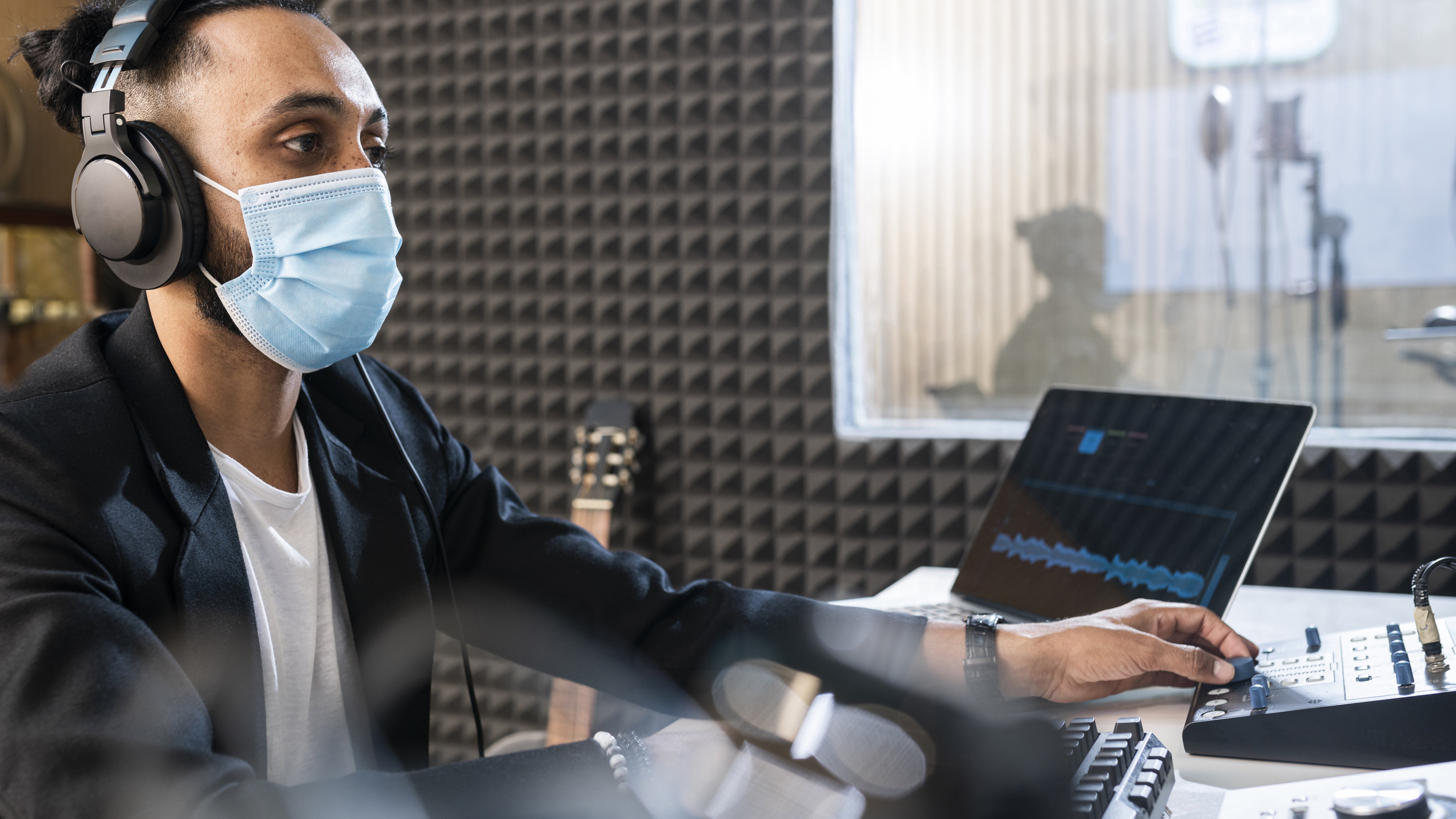 Top 12 AI Voice Agent Services for Businesses in 2025: Pricing, Features & Real Results